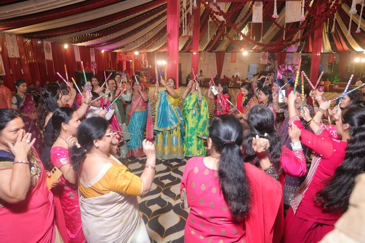 अग्रसेन जयंती महोत्सव में समापन कार्यक्रम में मुख्य अतिथि का स्वागत करते संगठन के सदस्य। संगठन अग्रसेन जयंती महोत्सव में समापन कार्यक्रम में मुख्य अतिथि का स्वागत करते संगठन के सदस्य। संगठन