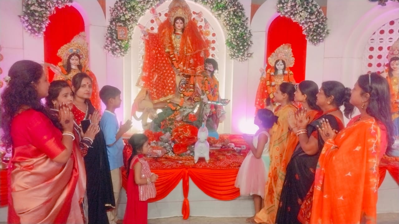 अष्टमी पर कृष्णानगर मंदिर में हवन-पूजन करते श्रद्धालु। संवाद