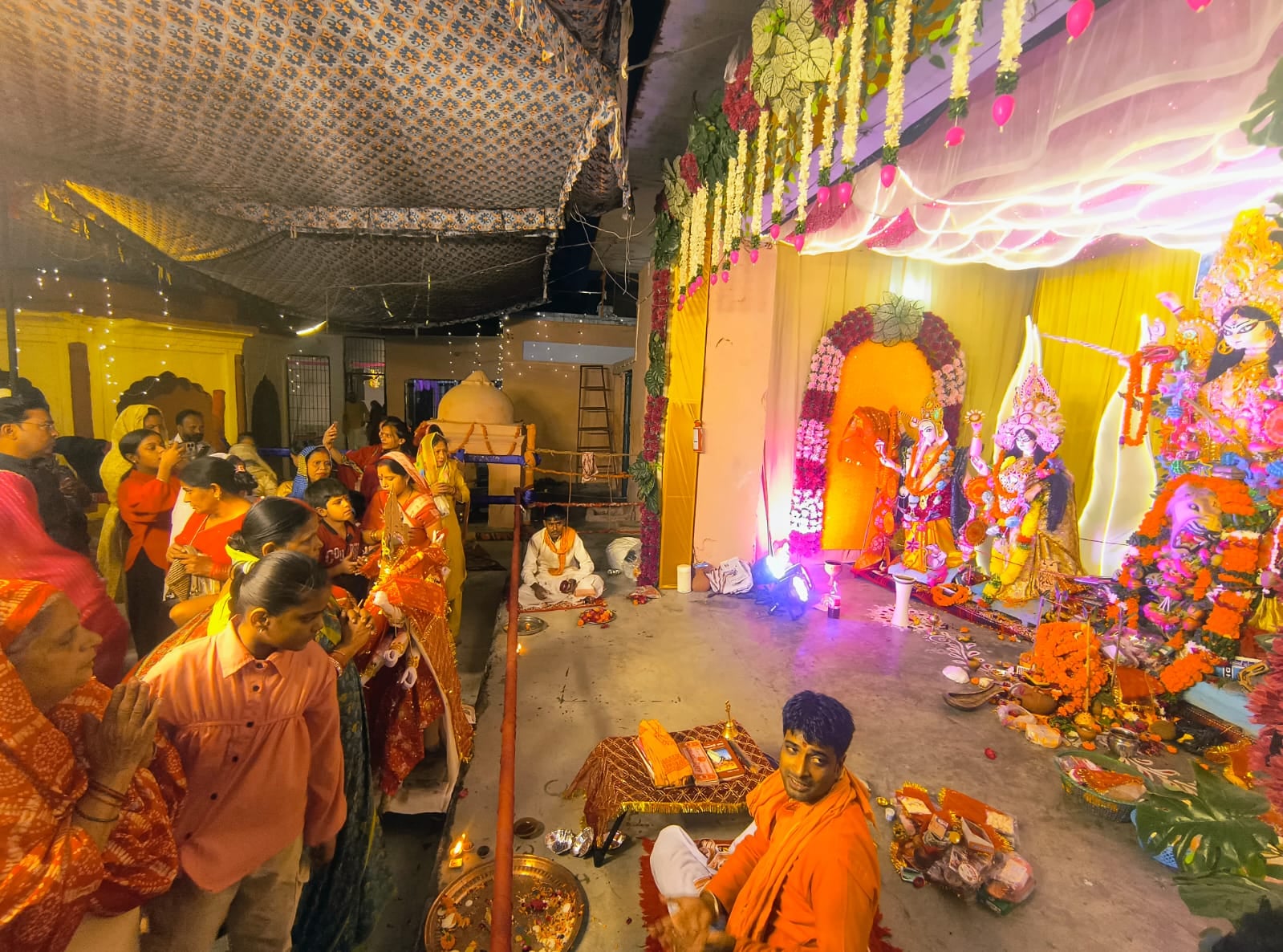 अष्टमी पर कृष्णानगर मंदिर में हवन-पूजन करते श्रद्धालु। संवाद