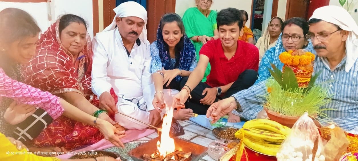 अष्टमी पर कृष्णानगर मंदिर में हवन-पूजन करते श्रद्धालु। संवाद