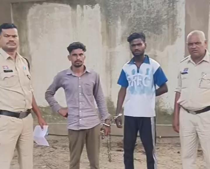 अधिकारी बनकर लूटने वाले दो आरोपी गिरफ्तार अधिकारी बनकर लूटने वाले दो आरोपी गिरफ्तार