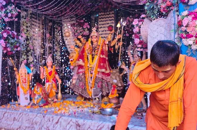 बांकेगंज मंदिर में मां दुर्गा की आराधन करते भक्त। संवाद। बांकेगंज मंदिर में मां दुर्गा की आराधन करते भक्त। संवाद।