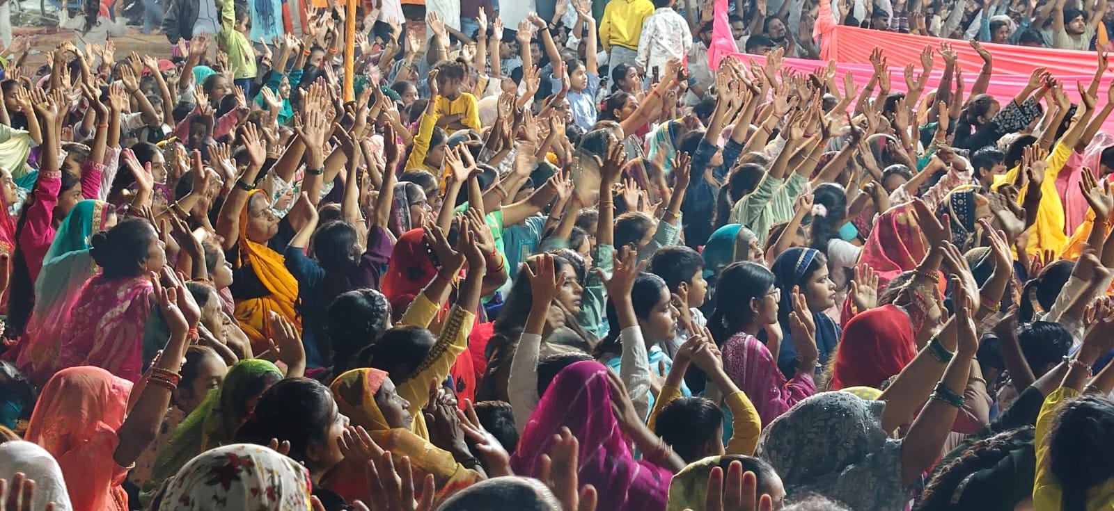 बांकेगंज मंदिर में मां दुर्गा की आराधन करते भक्त। संवाद। बांकेगंज मंदिर में मां दुर्गा की आराधन करते भक्त। संवाद।