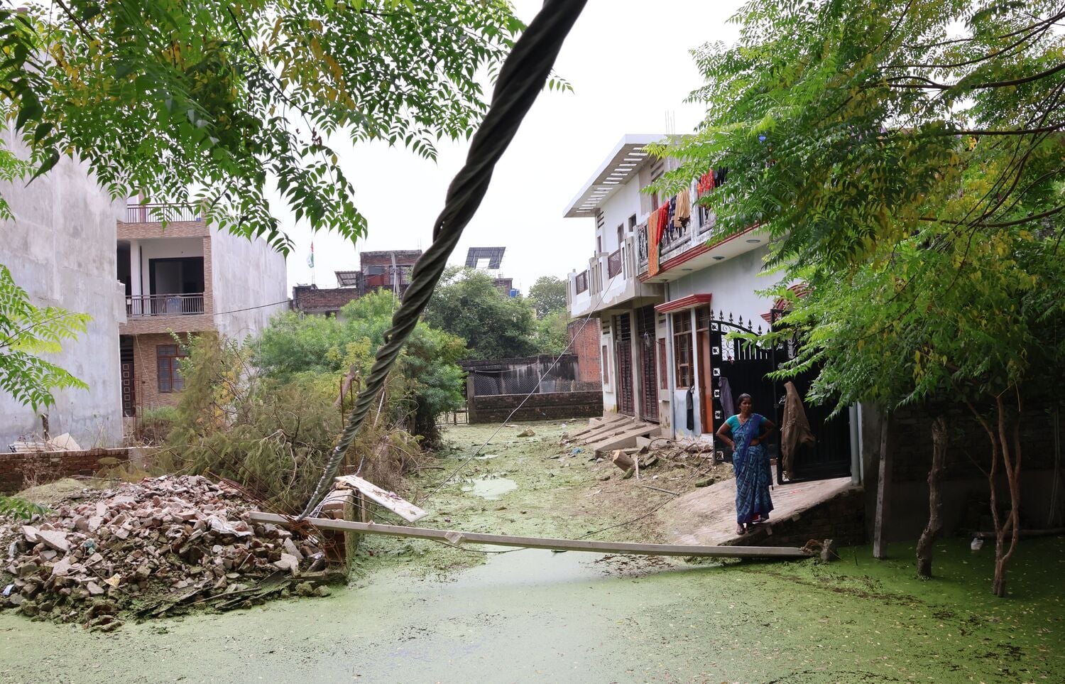 बाढ़ के जख्माें पर सांत्वना का मरहम..पटरी पर लौट रही जिंदगी। बाढ़ के जख्माें पर सांत्वना का मरहम..पटरी पर लौट रही जिंदगी।