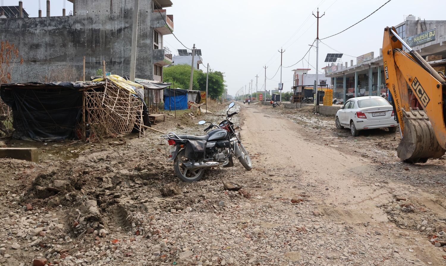 बाढ़ के जख्माें पर सांत्वना का मरहम..पटरी पर लौट रही जिंदगी। बाढ़ के जख्माें पर सांत्वना का मरहम..पटरी पर लौट रही जिंदगी।