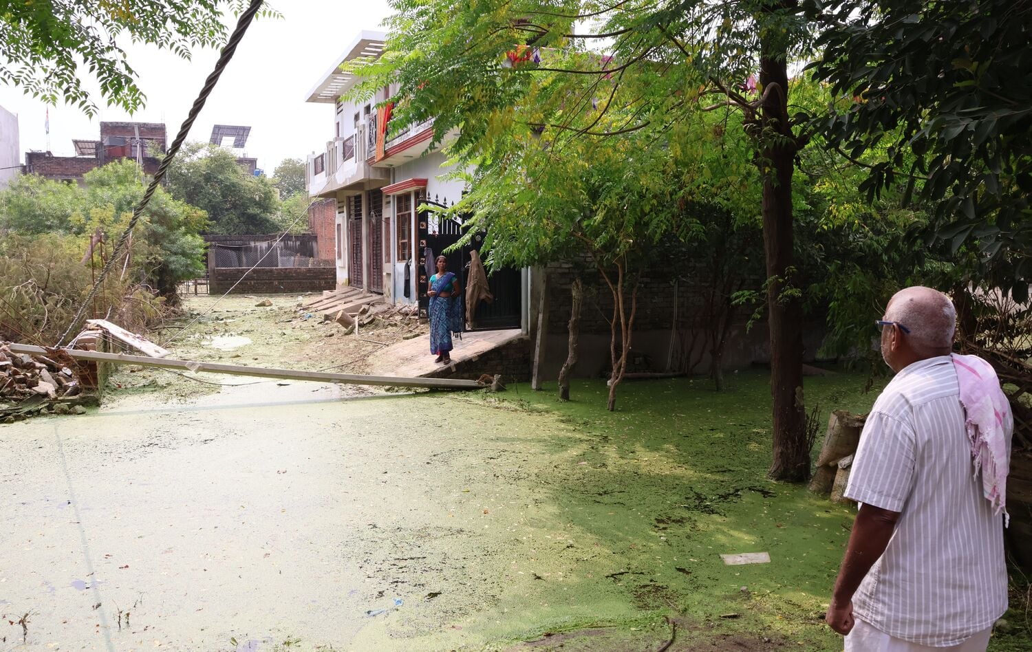 बाढ़ के जख्माें पर सांत्वना का मरहम..पटरी पर लौट रही जिंदगी। बाढ़ के जख्माें पर सांत्वना का मरहम..पटरी पर लौट रही जिंदगी।