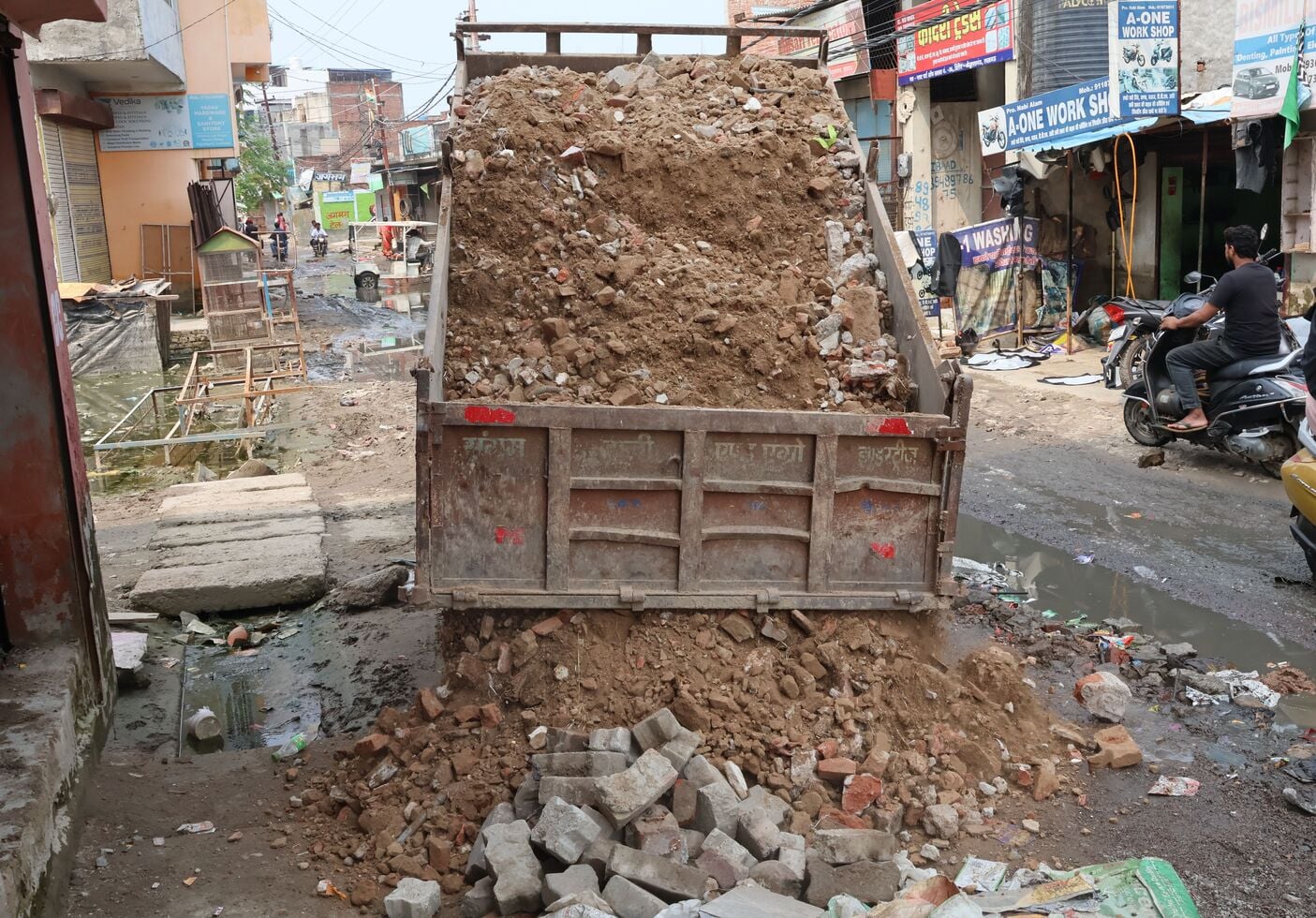 बाढ़ के जख्माें पर सांत्वना का मरहम..पटरी पर लौट रही जिंदगी। बाढ़ के जख्माें पर सांत्वना का मरहम..पटरी पर लौट रही जिंदगी।