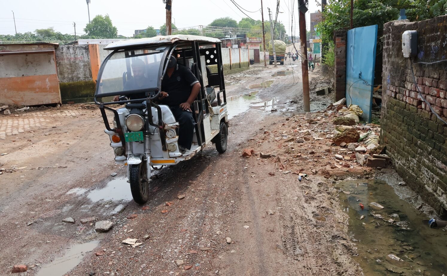 बाढ़ के जख्माें पर सांत्वना का मरहम..पटरी पर लौट रही जिंदगी। बाढ़ के जख्माें पर सांत्वना का मरहम..पटरी पर लौट रही जिंदगी।