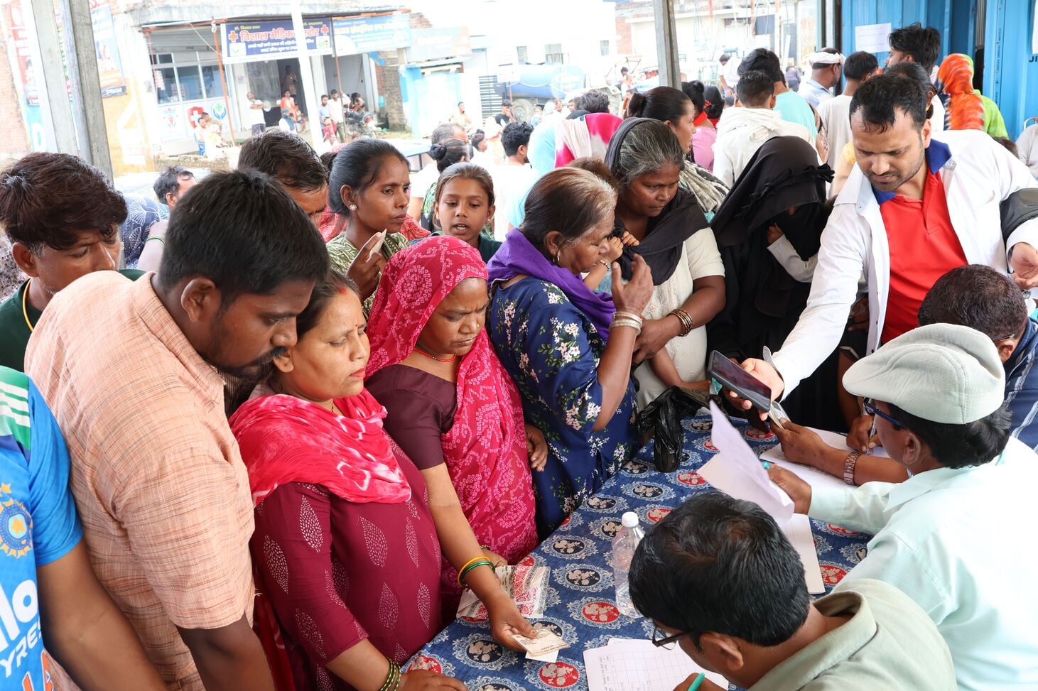 बाढ़ के जख्माें पर सांत्वना का मरहम..पटरी पर लौट रही जिंदगी। बाढ़ के जख्माें पर सांत्वना का मरहम..पटरी पर लौट रही जिंदगी।