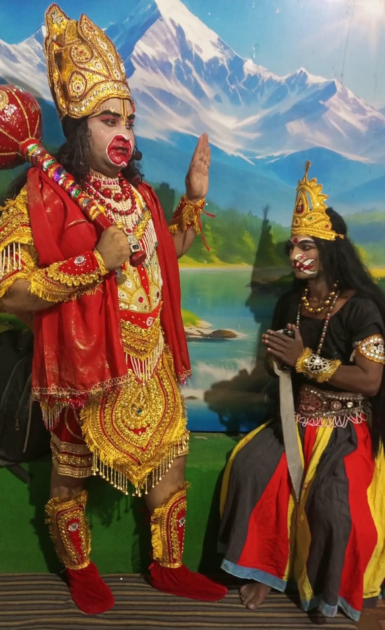 चौहनापुर रामलीला में भरत भोज का मंचन करते कलाकार। संवाद चौहनापुर रामलीला में भरत भोज का मंचन करते कलाकार। संवाद