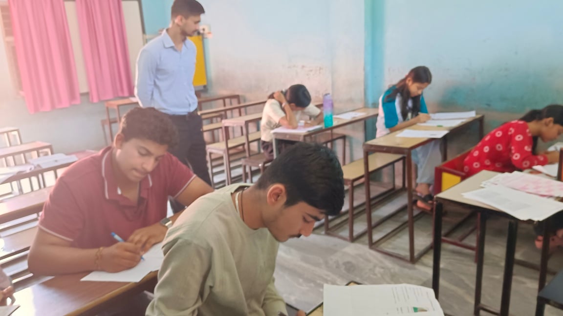 एसवीएन स्कूल नाहन में अतुल माहेश्वरी छात्रवृत्ति परीक्षा देते अभ्यर्थी। संवाद