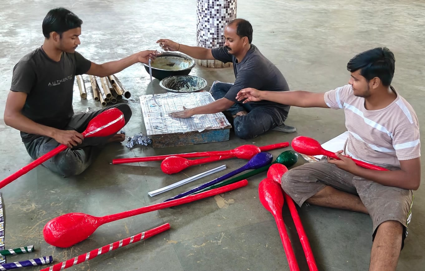 फोटो- 02 कोंच में मेघनाद व जटायु का पुतला बनाते वहीद व उनके परिजन। संवाद फोटो- 02 कोंच में मेघनाद व जटायु का पुतला बनाते वहीद व उनके परिजन। संवाद
