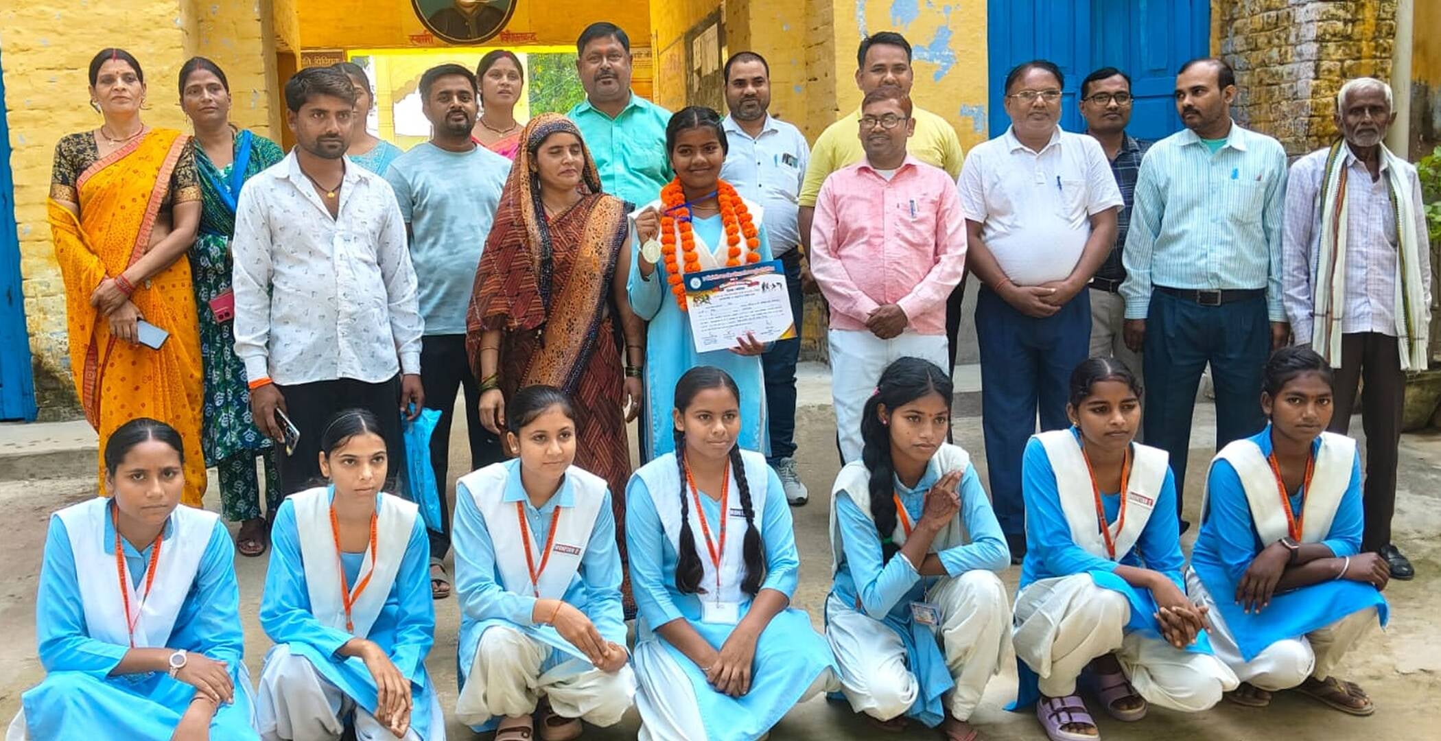फोटो-04- सर्वोदय इंटर कॉलेज में अंडर-14 बालिका वर्ग में दूसरा स्थान पाने वाली छात्रा नेहा व अन् फोटो-04- सर्वोदय इंटर कॉलेज में अंडर-14 बालिका वर्ग में दूसरा स्थान पाने वाली छात्रा नेहा व अन्