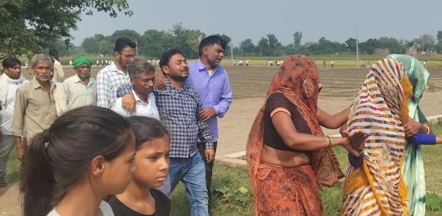 फोटो 19- सिढ़पुरा के गांव दहेली बुजुर्ग में शव पहुंचने पर चीत्कार करते रामदीन की बड़ी बेटी सुधा