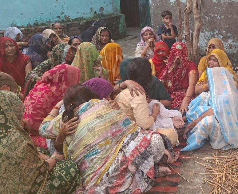 फोटो 19- सिढ़पुरा के गांव दहेली बुजुर्ग में शव पहुंचने पर चीत्कार करते रामदीन की बड़ी बेटी सुधा