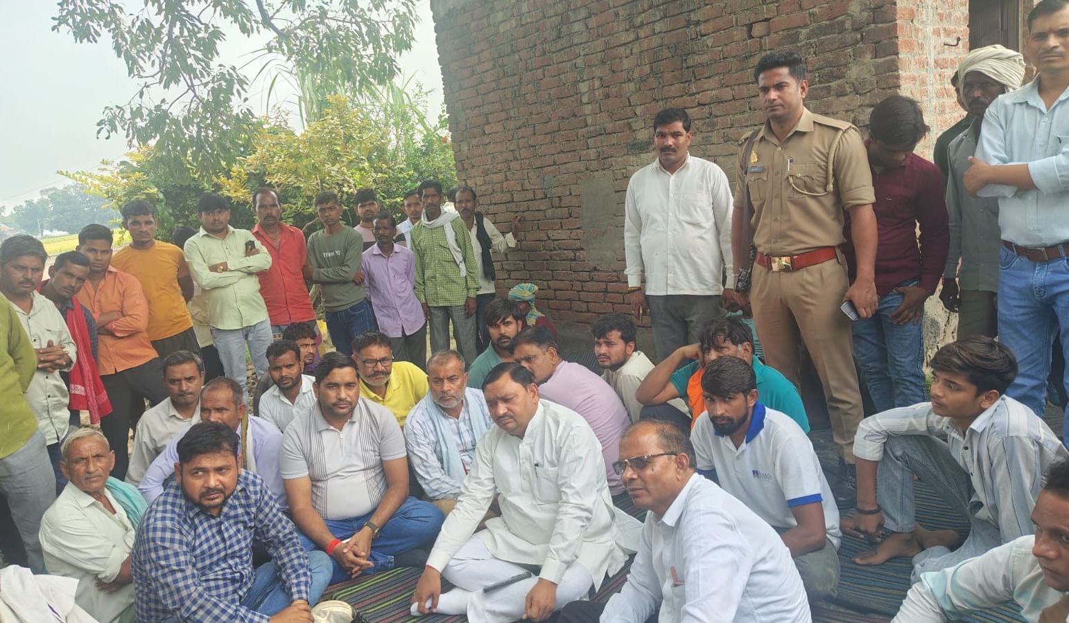 फोटो 19- सिढ़पुरा के गांव दहेली बुजुर्ग में शव पहुंचने पर चीत्कार करते रामदीन की बड़ी बेटी सुधा