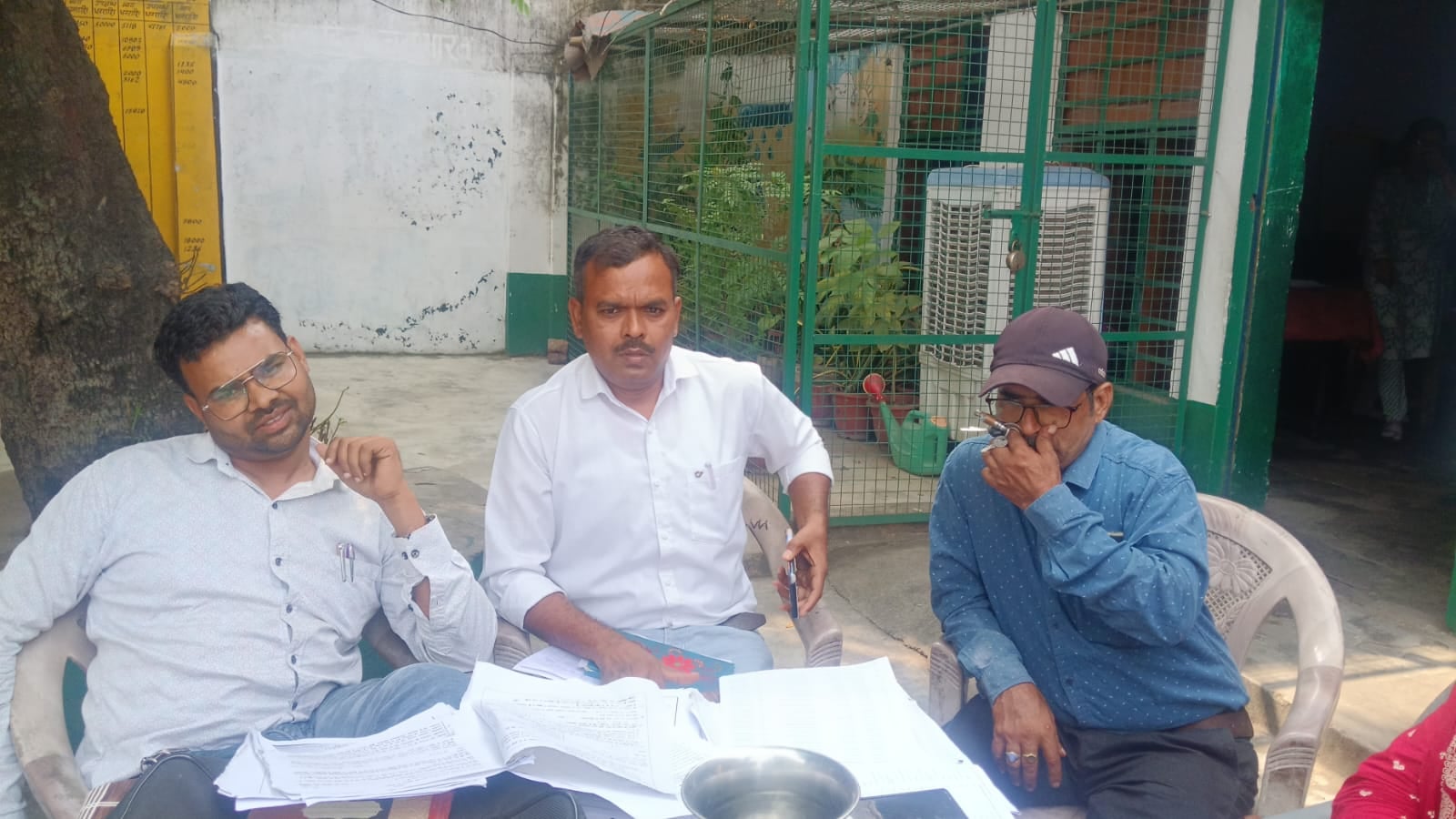 फोटो 24::दोपहर 2.30 पर उदी के कसौगा बूथ पर लगा ताला और पसरा सन्नाटा। संवाद फोटो 24::दोपहर 2.30 पर उदी के कसौगा बूथ पर लगा ताला और पसरा सन्नाटा। संवाद