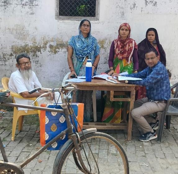 फोटो- 29 मतदान केंद्र का निरीक्षण करते डीएम। फोटो- 29 मतदान केंद्र का निरीक्षण करते डीएम।