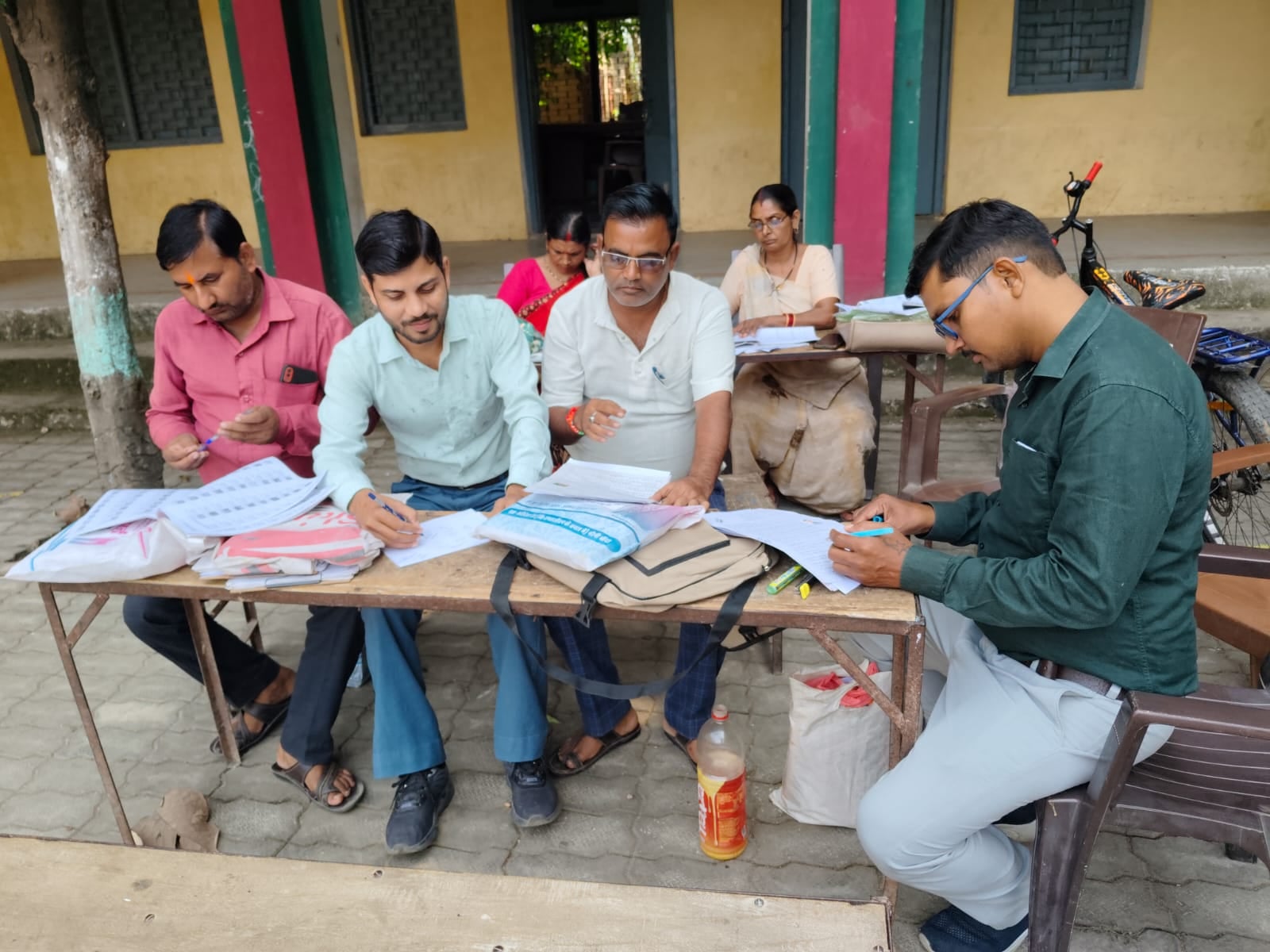 फोटो 30- आदर्श बजरंग इंटर कालेज में मौजूद बीएलओ व अन्य कर्मी। संवाद
