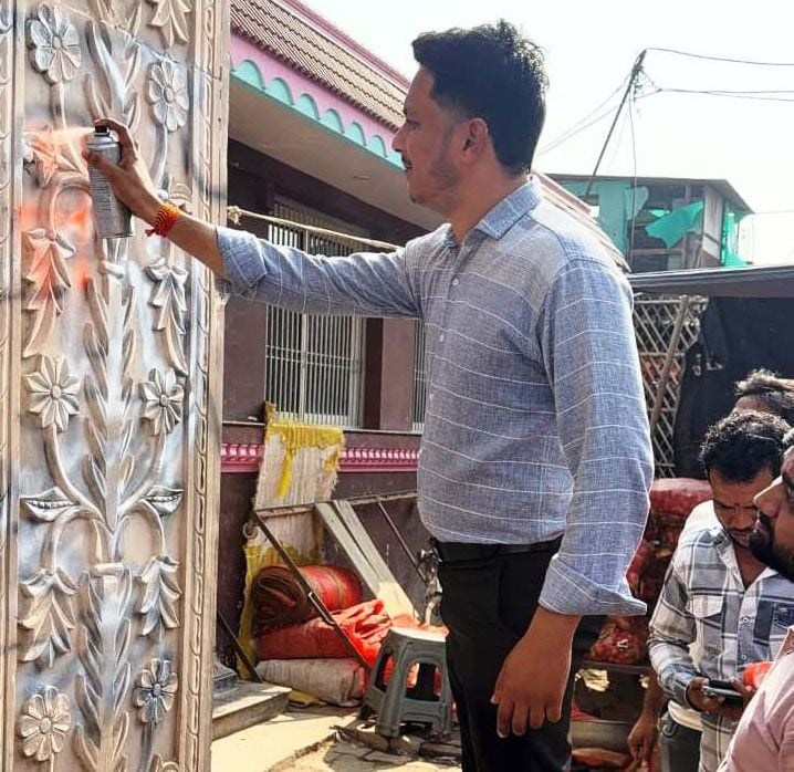 फोटो 33 प्रभुपार्क में प्रधानमंत्री नरेंद्र मोदी के खिलाफ लिखी अभद्र टिप्पणी को मिटाता भाजयुम