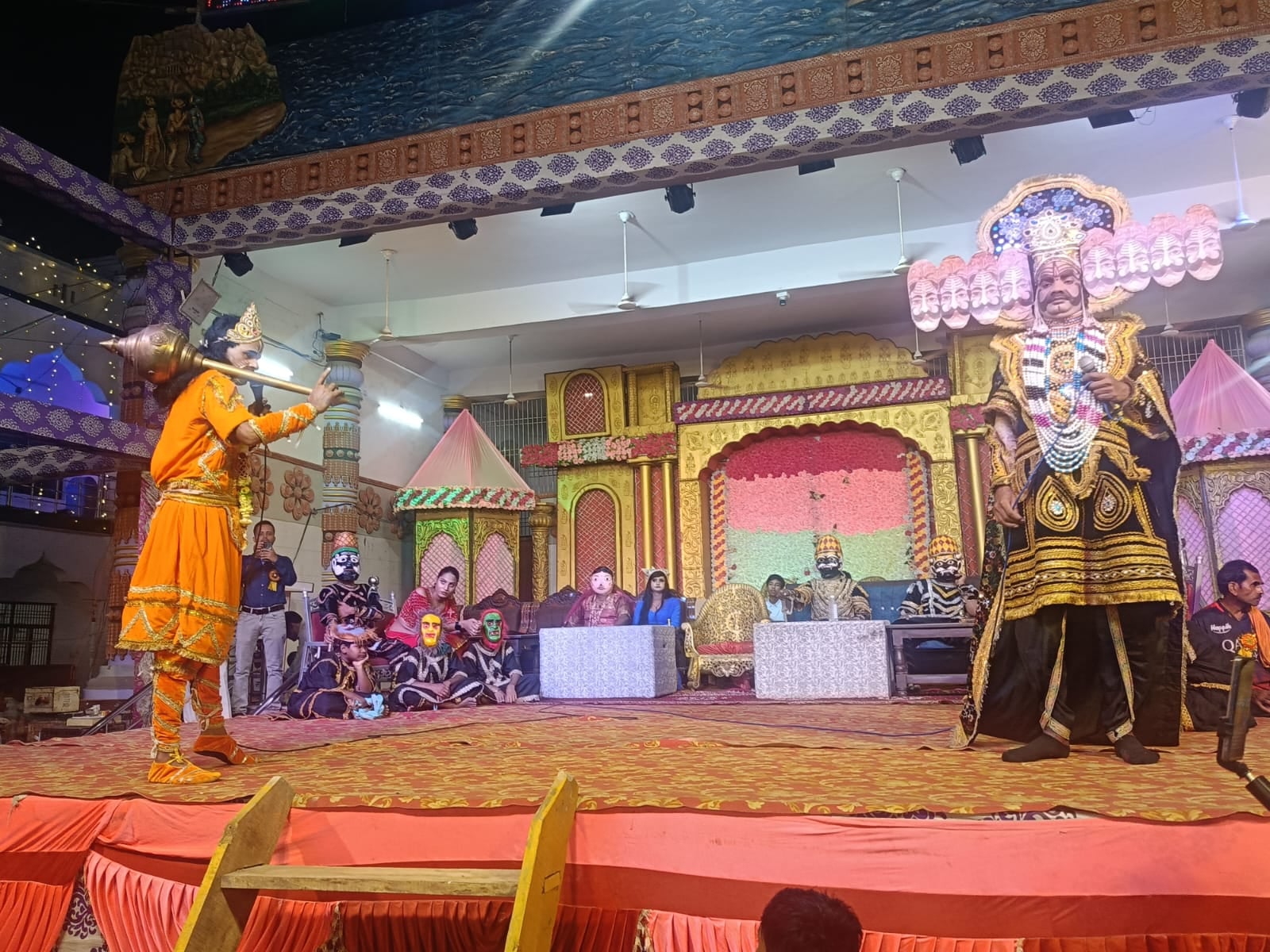 फोटो 41: बालि वध सुग्रीव युद्ध लीला का मंचन करते कलाकार। संवाद फोटो 41: बालि वध सुग्रीव युद्ध लीला का मंचन करते कलाकार। संवाद