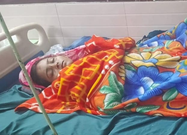 फोटो 43- सिढ़पुरा के गांव दहेली बुजुर्ग में पीड़ित परिवार को ढांढस बंधाने पहुंची पटियाली विधायक