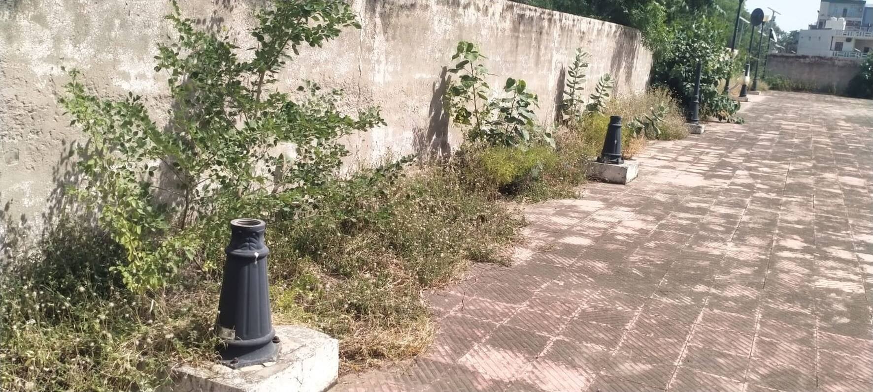 फोटो संख्या:55- महेंद्रगढ़ स्वीमिंग पूल  के टूटे शीशे--संवाद