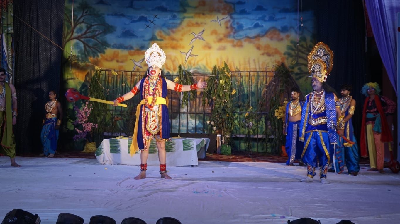 फोटो संख्या:61- श्री रामलीला परिषद के रंगमंच पर अशोक वाटिका में सीता- रावण संवाद का मंचन करते फोटो संख्या:61- श्री रामलीला परिषद के रंगमंच पर अशोक वाटिका में सीता- रावण संवाद का मंचन करते