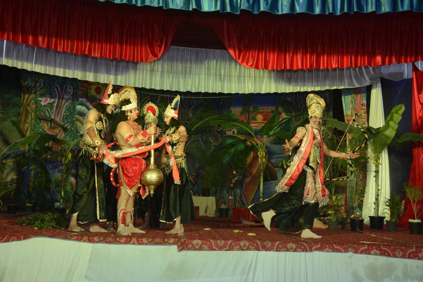 फोटो संख्या:61- श्री रामलीला परिषद के रंगमंच पर अशोक वाटिका में सीता- रावण संवाद का मंचन करते फोटो संख्या:61- श्री रामलीला परिषद के रंगमंच पर अशोक वाटिका में सीता- रावण संवाद का मंचन करते