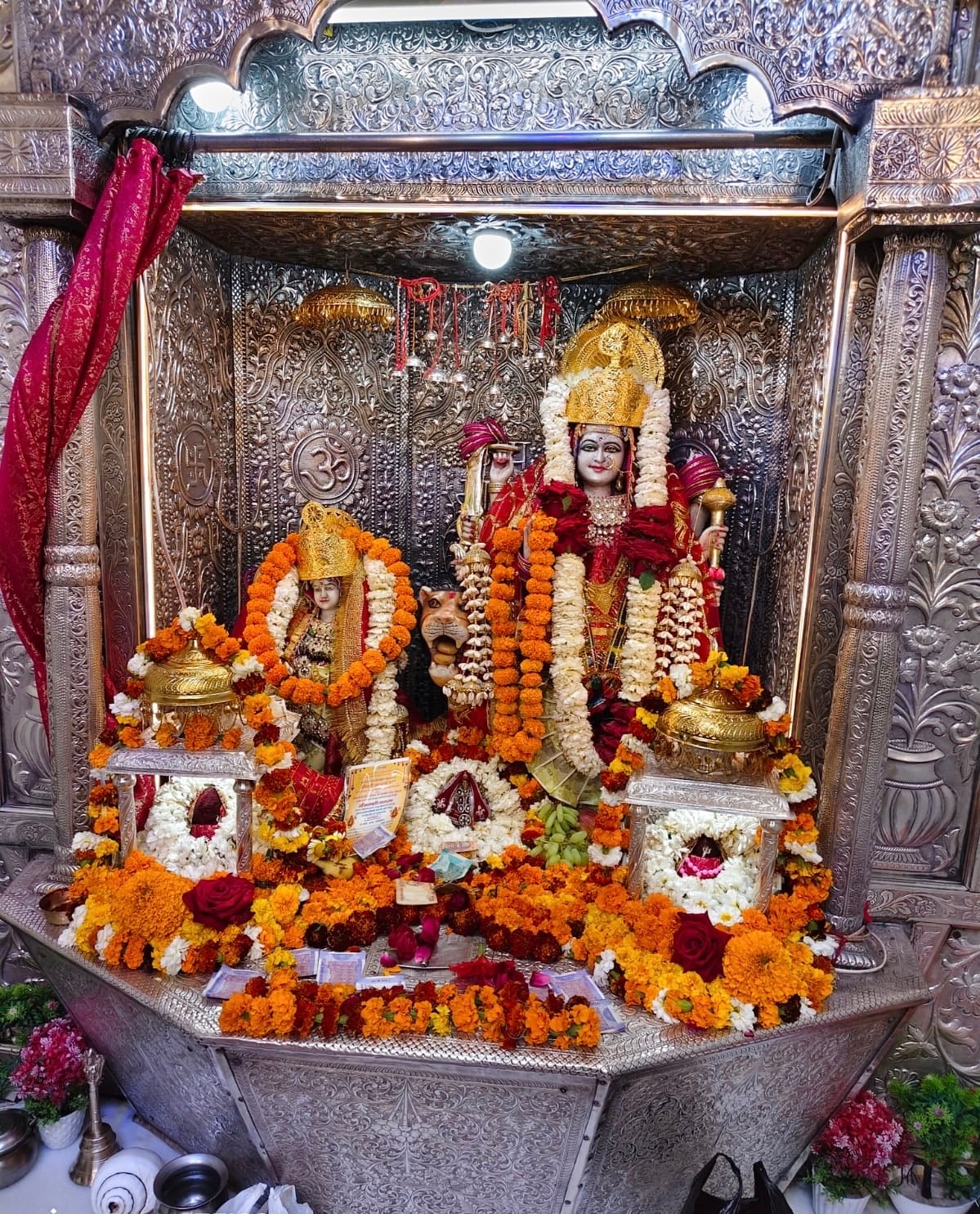 फतेहपुर के मंदिर में माता की फोटो। संवाद