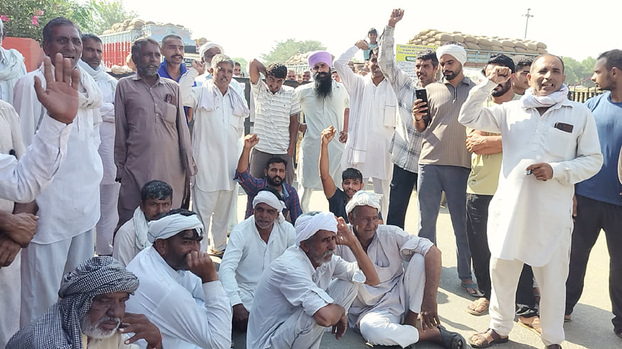 गेट बंद खडे किसान। संवाद