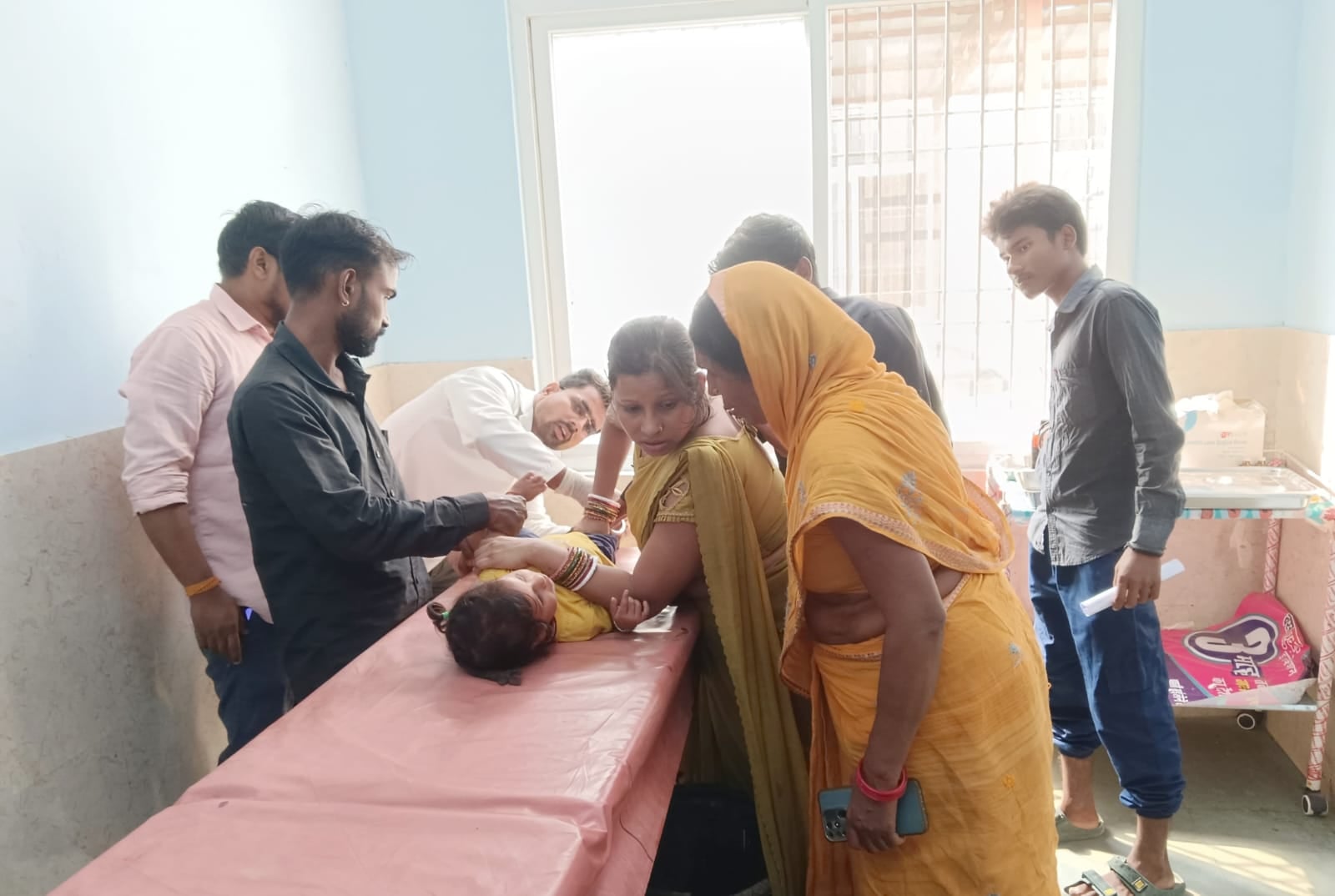 घायल बच्ची का इलाज़ करते चिकित्सक घायल बच्ची का इलाज़ करते चिकित्सक