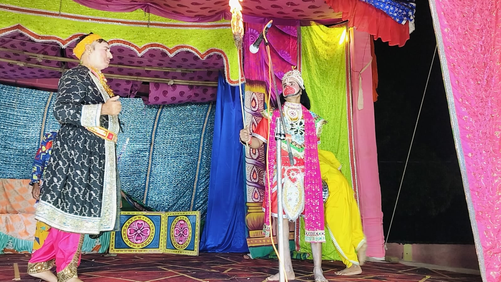 हस्तिनापुर में रामलीला मंचन करते कलाकार स्रोत संवाद हस्तिनापुर में रामलीला मंचन करते कलाकार स्रोत संवाद