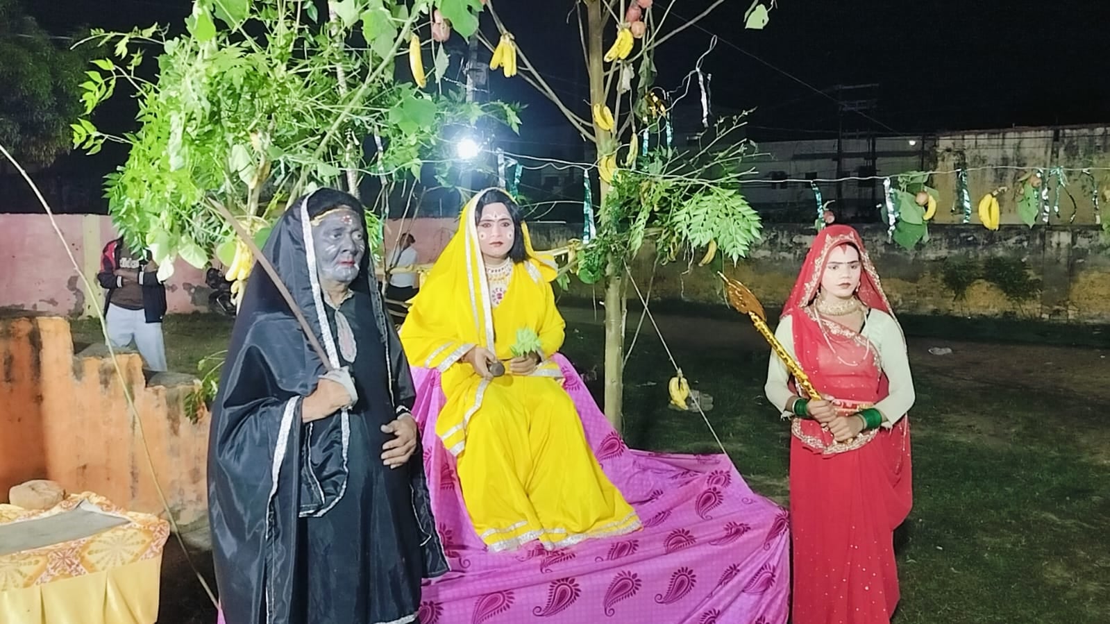 हस्तिनापुर में रामलीला मंचन करते कलाकार स्रोत संवाद हस्तिनापुर में रामलीला मंचन करते कलाकार स्रोत संवाद
