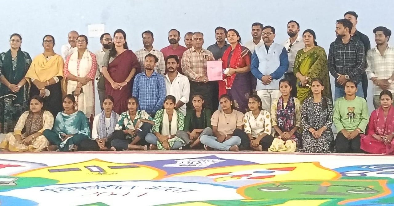 जलालाबाद राजकीय महाविद्यालय में छात्राओं ने सजाई रंगोली। स्रोत : महाविद्यालय जलालाबाद राजकीय महाविद्यालय में छात्राओं ने सजाई रंगोली। स्रोत : महाविद्यालय