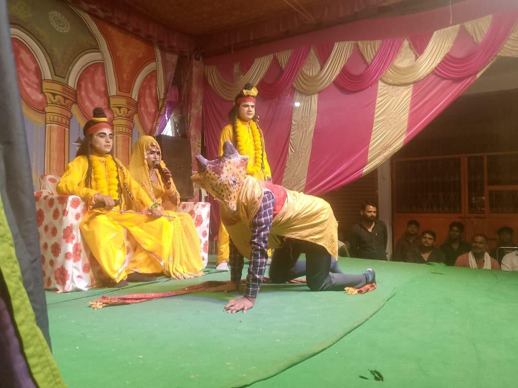 जलालपुर के रामलीला मैदान में शनिवार रात आयोजित रामलीला का दृश्य।संवाद जलालपुर के रामलीला मैदान में शनिवार रात आयोजित रामलीला का दृश्य।संवाद