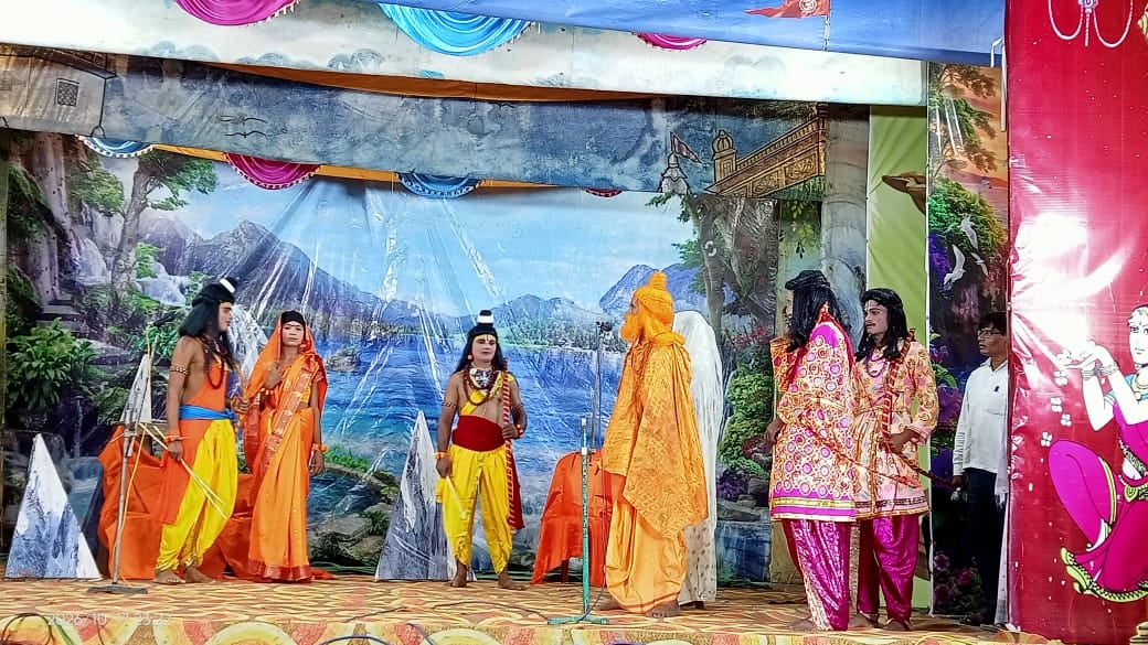 जलालपुर के रामलीला मैदान में शनिवार रात आयोजित रामलीला का दृश्य।संवाद जलालपुर के रामलीला मैदान में शनिवार रात आयोजित रामलीला का दृश्य।संवाद