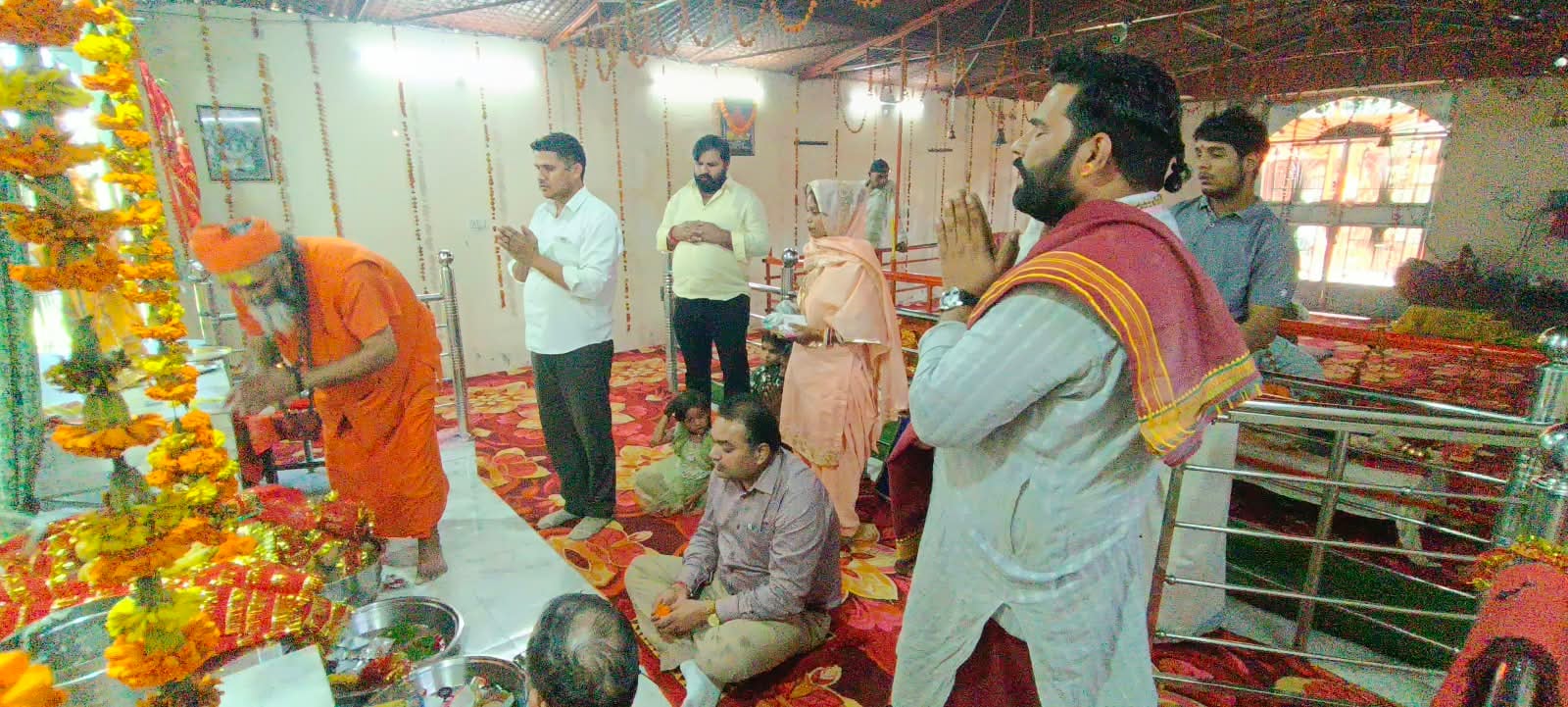 जयंती माता शक्तिपीठ मंदिर में चेयरपर्सन पति प्रवीण खटीक को माता की चुनरी भेंट करते पुजारी स्रोत