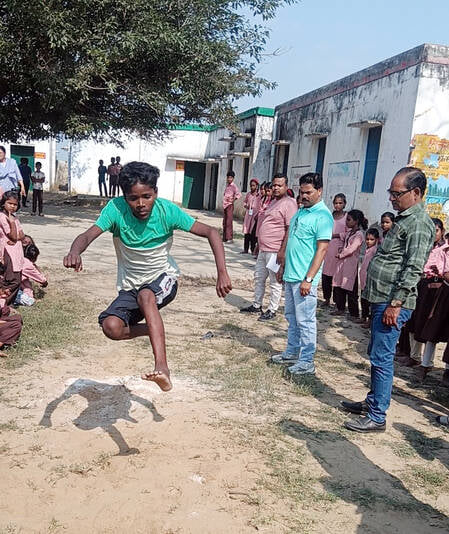 कबड्डी प्रतियोगिता में हिस्सा लेते बच्चे। संवाद