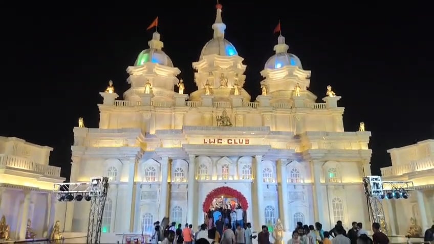 कॉकरोच से शीशमहल तक, कटिहार के इन 6 पंडालों की कहानी है सबसे निराली कॉकरोच से शीशमहल तक, कटिहार के इन 6 पंडालों की कहानी है सबसे निराली
