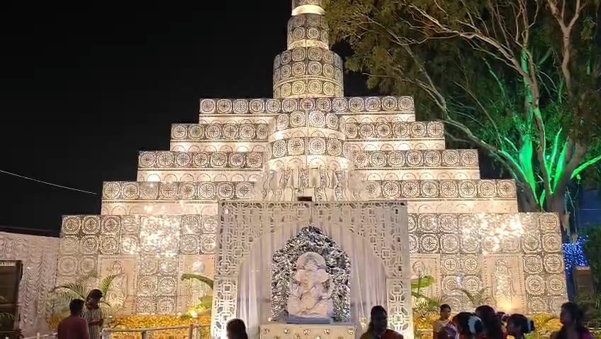 कॉकरोच से शीशमहल तक, कटिहार के इन 6 पंडालों की कहानी है सबसे निराली कॉकरोच से शीशमहल तक, कटिहार के इन 6 पंडालों की कहानी है सबसे निराली
