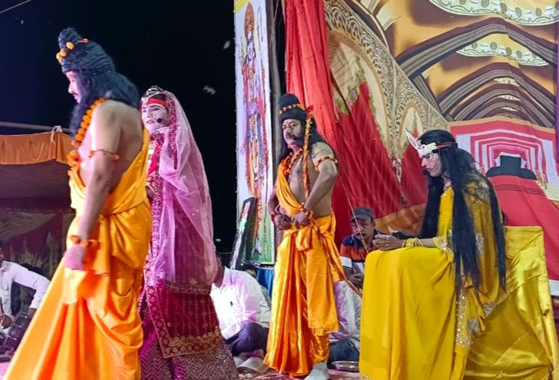 कलायत में शिव रामलीला मंच पर अभिनय करते कलाकार। संवाद