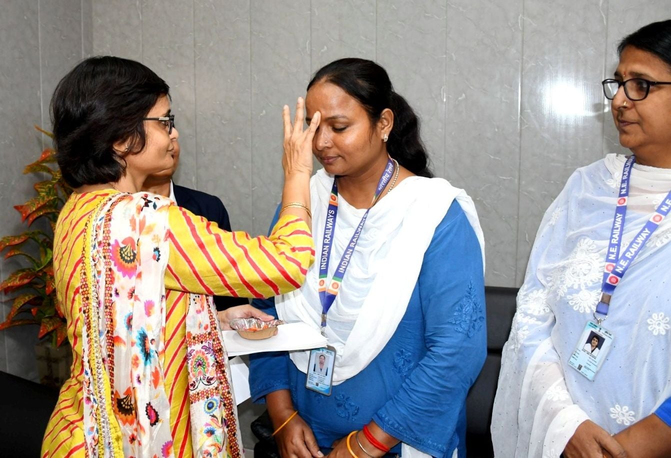 लखनऊ सिटी रेलवे स्टेशन पर नारी शक्ति का किया गया सम्मान। लखनऊ सिटी रेलवे स्टेशन पर नारी शक्ति का किया गया सम्मान।