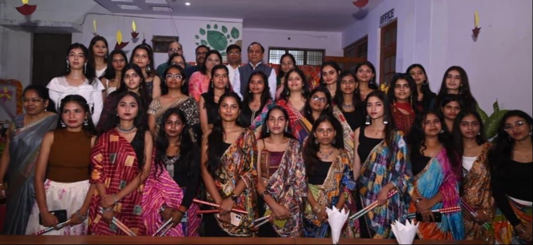 लखनऊ विश्वविद्यालय के द्वितीय परिसर स्थित लावण्या हॉल में शनिवार को नवरात्र और विजयादशमी के उपल लखनऊ विश्वविद्यालय के द्वितीय परिसर स्थित लावण्या हॉल में शनिवार को नवरात्र और विजयादशमी के उपल