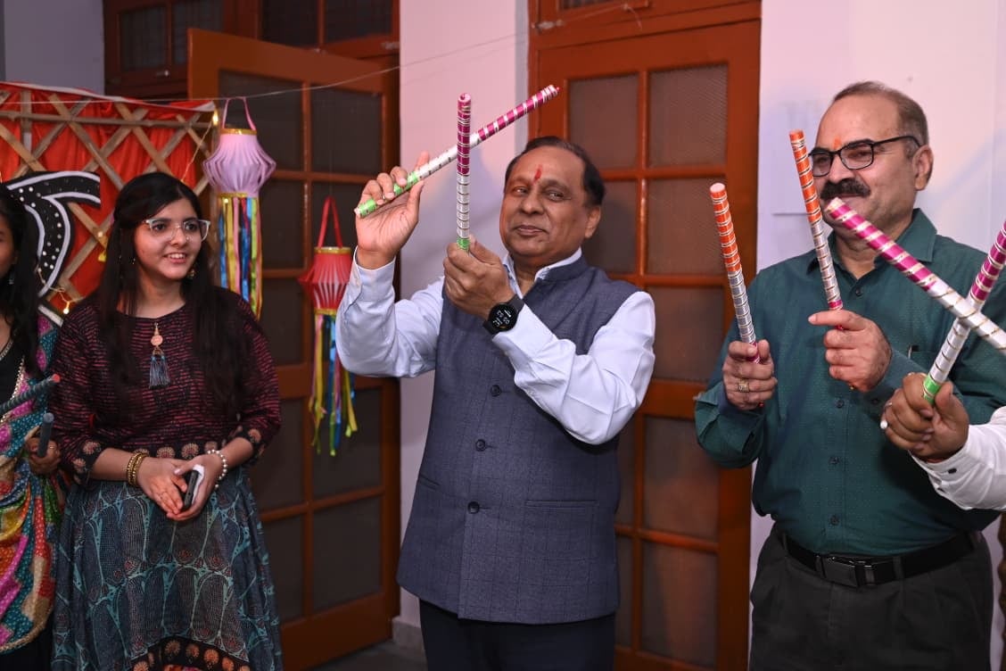 लखनऊ विश्वविद्यालय के द्वितीय परिसर स्थित लावण्या हॉल में शनिवार को नवरात्र और विजयादशमी के उपल लखनऊ विश्वविद्यालय के द्वितीय परिसर स्थित लावण्या हॉल में शनिवार को नवरात्र और विजयादशमी के उपल
