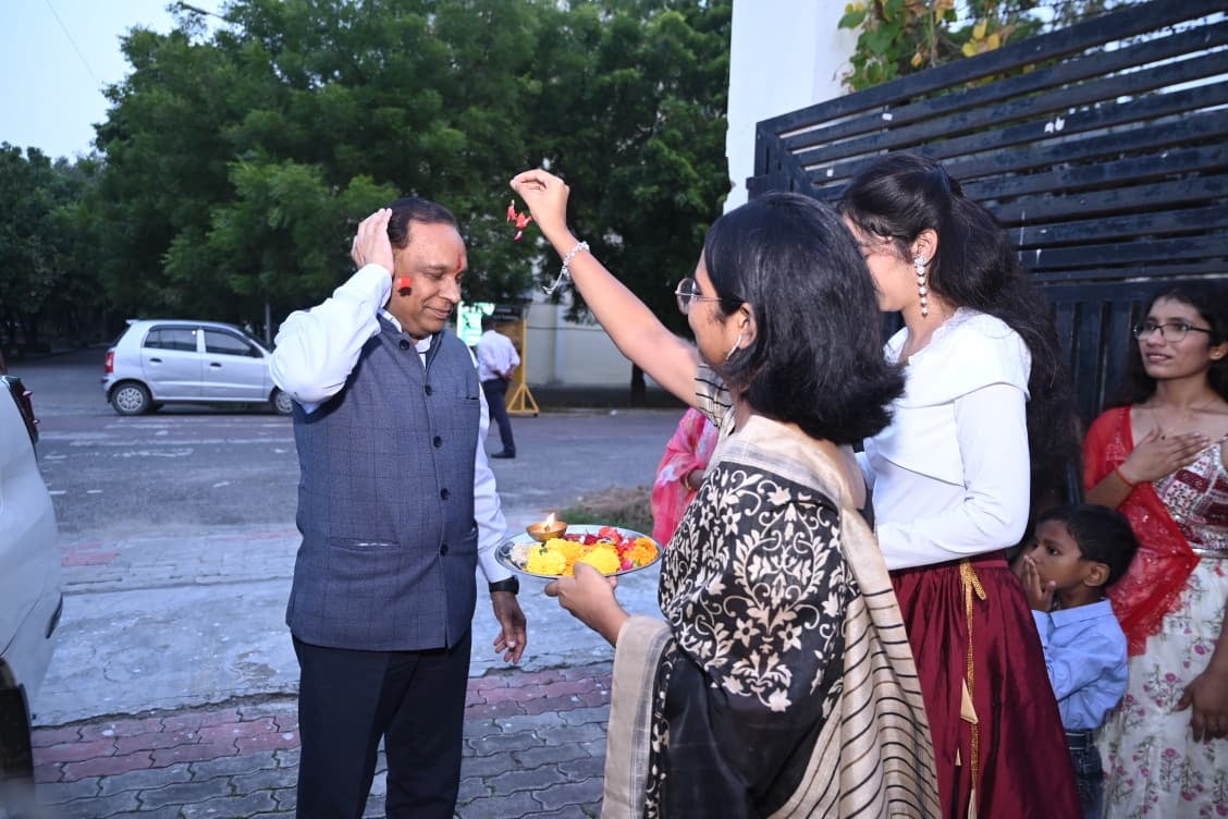 लखनऊ विश्वविद्यालय के द्वितीय परिसर स्थित लावण्या हॉल में शनिवार को नवरात्र और विजयादशमी के उपल लखनऊ विश्वविद्यालय के द्वितीय परिसर स्थित लावण्या हॉल में शनिवार को नवरात्र और विजयादशमी के उपल