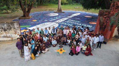 लविवि में विद्यार्थियों ने मनाई रंगोली।