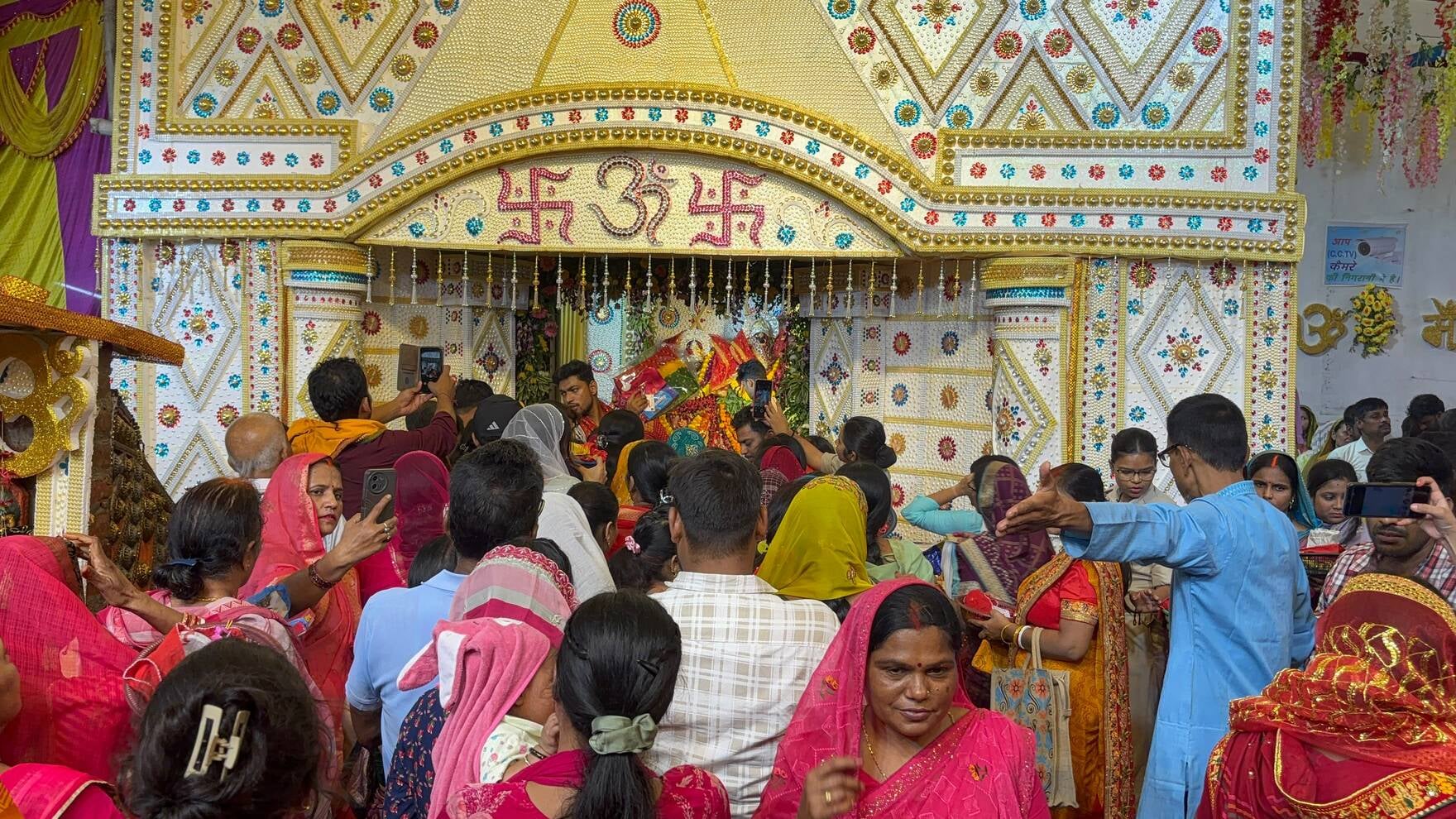 मां आरण्य देवी मंदिर में उमड़े श्रद्धालु मां आरण्य देवी मंदिर में उमड़े श्रद्धालु