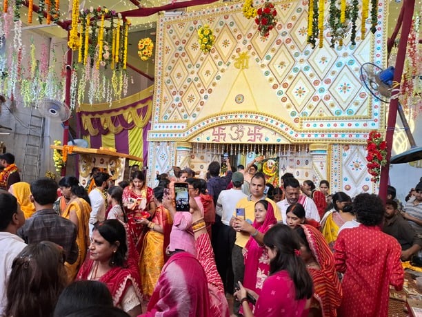 मां आरण्य देवी मंदिर में उमड़े श्रद्धालु मां आरण्य देवी मंदिर में उमड़े श्रद्धालु