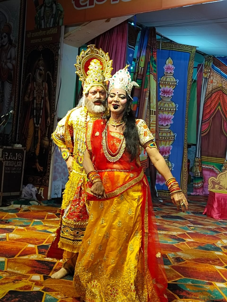 मंच पर रामलीला के प्रसंगों का मंचन करते कलाकार व मौजूद दर्शक। मंच पर रामलीला के प्रसंगों का मंचन करते कलाकार व मौजूद दर्शक।